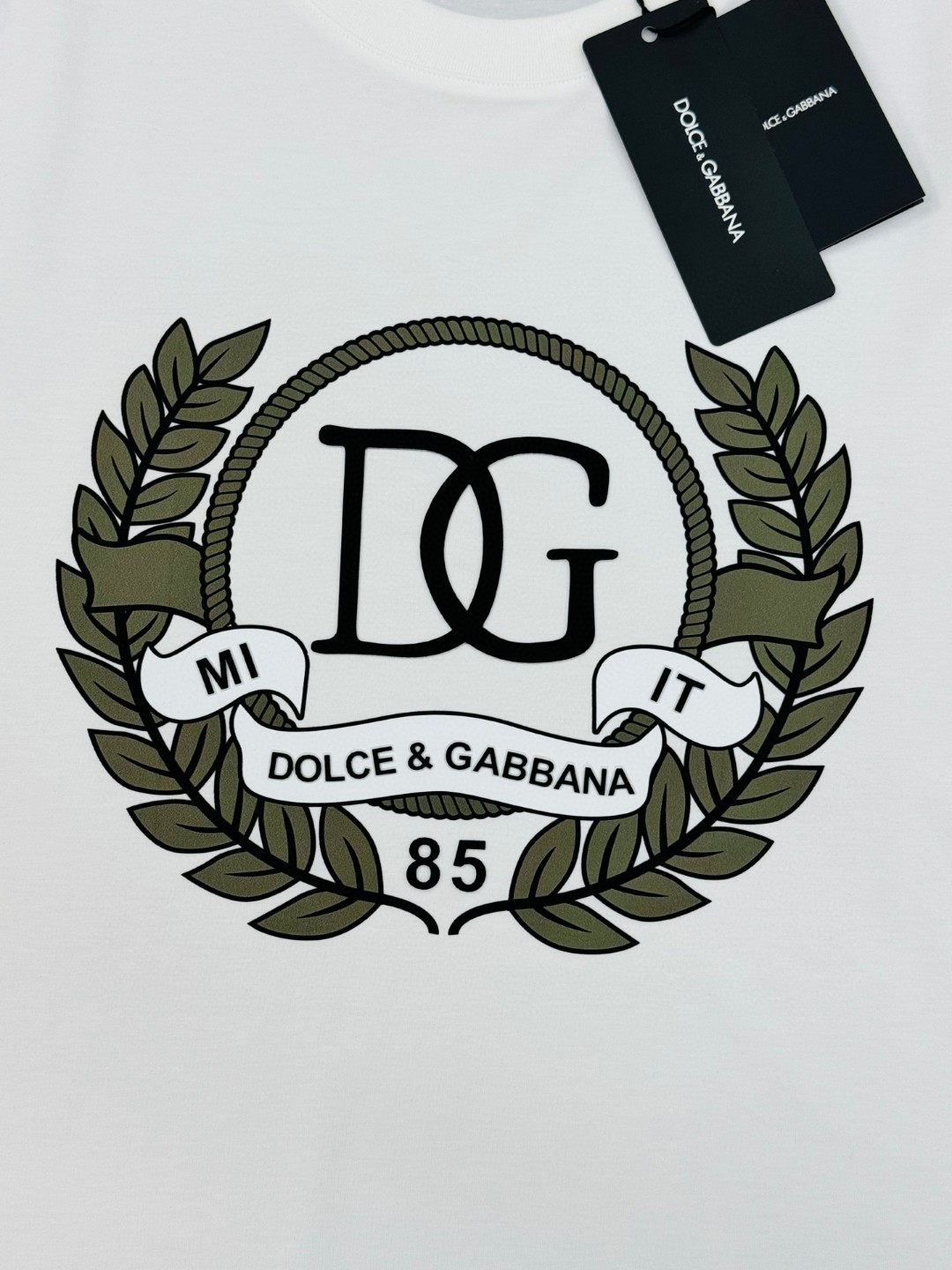 P75 重磅出击，推送入手～D&G杜嘉-班纳25S春夏新款圆领短袖..采用250g丝光棉面料，胸口DG标志性撞色印烫.色彩搭配超级好看的。。全品相多色推送！！！常规版型，三标齐！颜色：黑色.白色.码数：M-XXXL