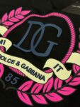P75 重磅出击，推送入手～D&G杜嘉-班纳25S春夏新款圆领短袖..采用250g丝光棉面料，胸口DG标志性撞色印烫.色彩搭配超级好看的。。全品相多色推送！！！常规版型，三标齐！颜色：黑色.白色.码数：M-XXXL