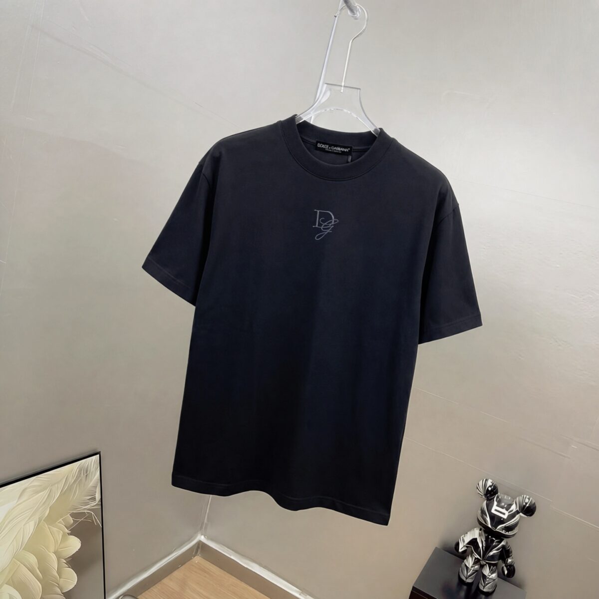 P75 DG～杜嘉班纳字母logo刺绣，官方同款发布 《区别通货面料》双纱平纹，紧密纱线，久洗不变形短袖tee， 上身十分舒适，男女同款半袖，落肩宽松版型 颜色: 黑色 白色 咖啡色 尺码：S（90-130斤） M（125-150斤） L（135-165斤） XL（160-190斤） XXL（185-220斤）