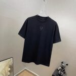 P75 DG～杜嘉班纳字母logo刺绣，官方同款发布 《区别通货面料》双纱平纹，紧密纱线，久洗不变形短袖tee， 上身十分舒适，男女同款半袖，落肩宽松版型 颜色: 黑色 白色 咖啡色 尺码：S（90-130斤） M（125-150斤） L（135-165斤） XL（160-190斤） XXL（185-220斤）