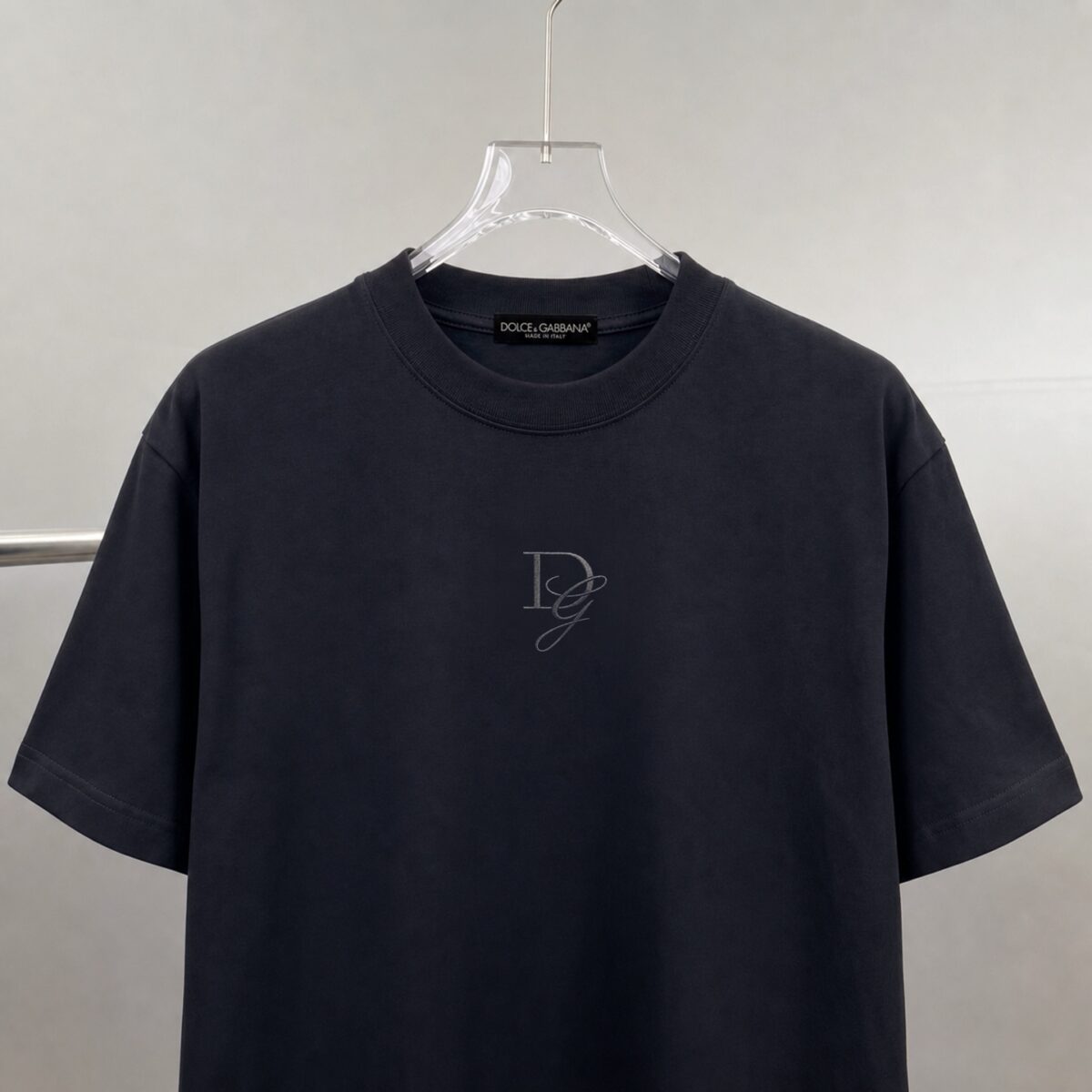 P75 DG～杜嘉班纳字母logo刺绣，官方同款发布 《区别通货面料》双纱平纹，紧密纱线，久洗不变形短袖tee， 上身十分舒适，男女同款半袖，落肩宽松版型 颜色: 黑色 白色 咖啡色 尺码：S（90-130斤） M（125-150斤） L（135-165斤） XL（160-190斤） XXL（185-220斤）
