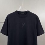 P75 DG～杜嘉班纳字母logo刺绣，官方同款发布 《区别通货面料》双纱平纹，紧密纱线，久洗不变形短袖tee， 上身十分舒适，男女同款半袖，落肩宽松版型 颜色: 黑色 白色 咖啡色 尺码：S（90-130斤） M（125-150斤） L（135-165斤） XL（160-190斤） XXL（185-220斤）