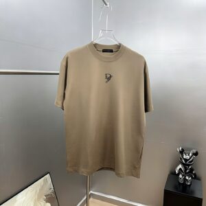 P75 DG～杜嘉班纳字母logo刺绣，官方同款发布 《区别通货面料》双纱平纹，紧密纱线，久洗不变形短袖tee， 上身十分舒适，男女同款半袖，落肩宽松版型 颜色: 黑色 白色 咖啡色 尺码：S（90-130斤） M（125-150斤） L（135-165斤） XL（160-190斤） XXL（185-220斤）