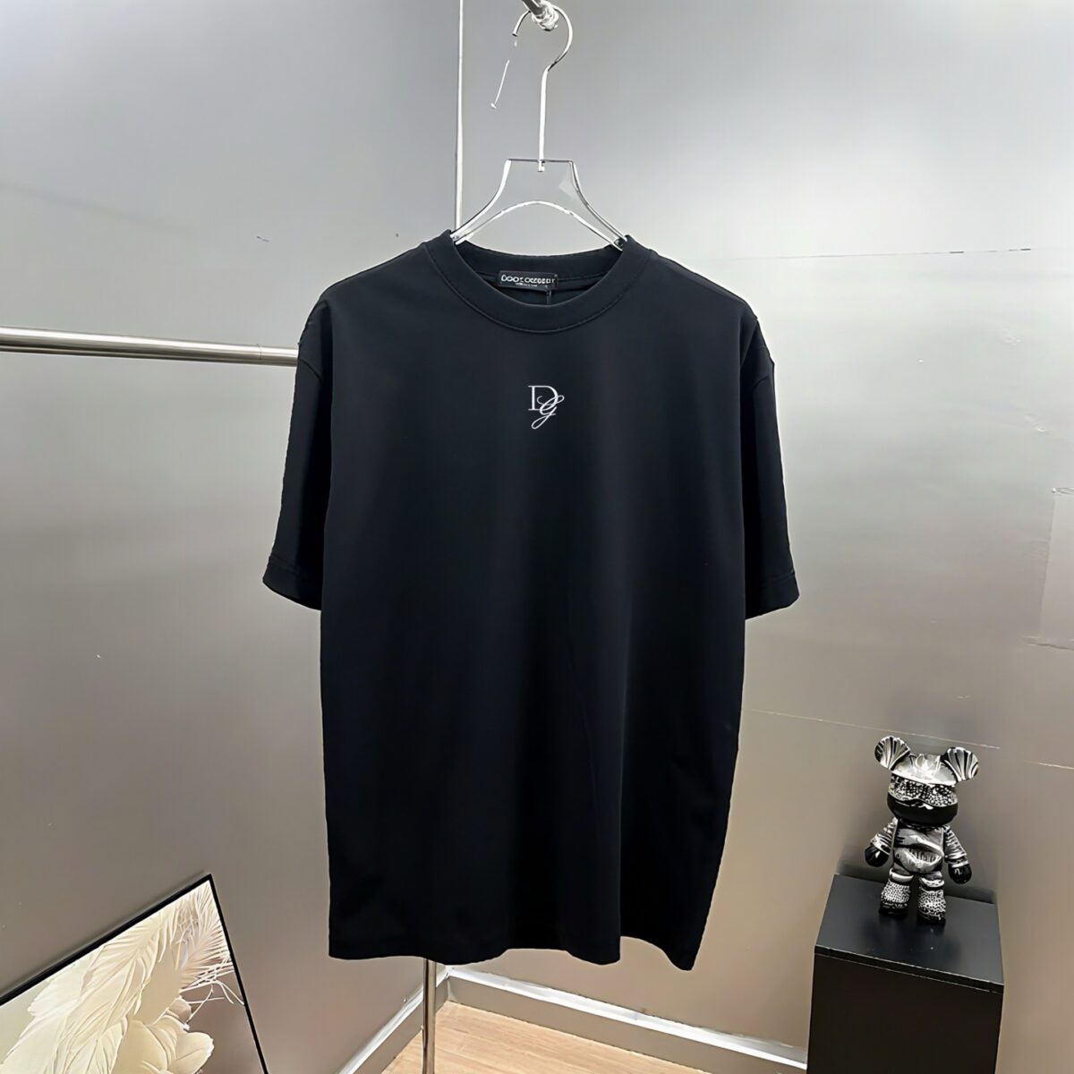 P75 DG～杜嘉班纳字母logo刺绣，官方同款发布 《区别通货面料》双纱平纹，紧密纱线，久洗不变形短袖tee， 上身十分舒适，男女同款半袖，落肩宽松版型 颜色: 黑色 白色 咖啡色 尺码：S（90-130斤） M（125-150斤） L（135-165斤） XL（160-190斤） XXL（185-220斤）