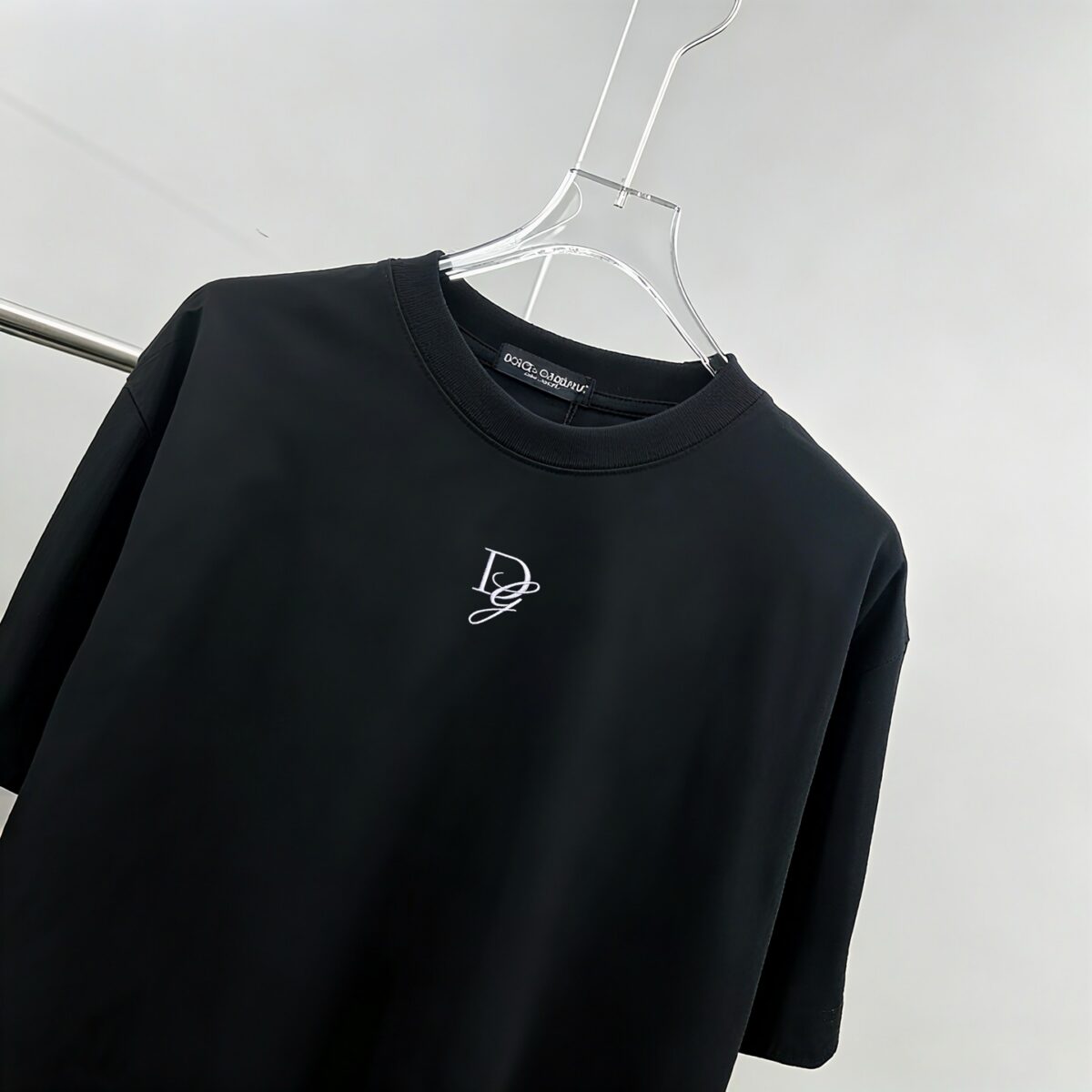 P75 DG～杜嘉班纳字母logo刺绣，官方同款发布 《区别通货面料》双纱平纹，紧密纱线，久洗不变形短袖tee， 上身十分舒适，男女同款半袖，落肩宽松版型 颜色: 黑色 白色 咖啡色 尺码：S（90-130斤） M（125-150斤） L（135-165斤） XL（160-190斤） XXL（185-220斤）