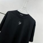 P75 DG～杜嘉班纳字母logo刺绣，官方同款发布 《区别通货面料》双纱平纹，紧密纱线，久洗不变形短袖tee， 上身十分舒适，男女同款半袖，落肩宽松版型 颜色: 黑色 白色 咖啡色 尺码：S（90-130斤） M（125-150斤） L（135-165斤） XL（160-190斤） XXL（185-220斤）