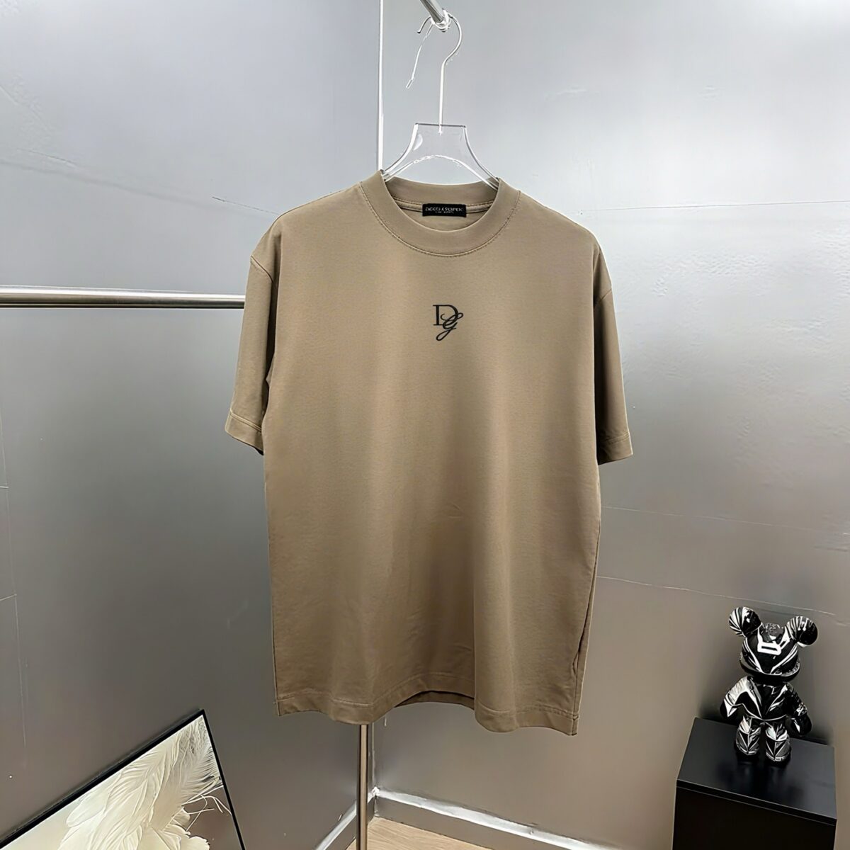 weigou_214456_0_f8b42bff96 P75 DG~杜嘉班纳字母logo刺绣,官方同款发布 《区别通货面料》双纱平纹,紧密纱线,久洗不变形短袖tee, 上身十分舒适,男女同款半袖,落肩宽松版型 颜色: 黑色 白色 咖啡色 尺码:S(90-130斤) M(125-150斤) L(135-165斤) XL(160-190斤) XXL(185-220斤)