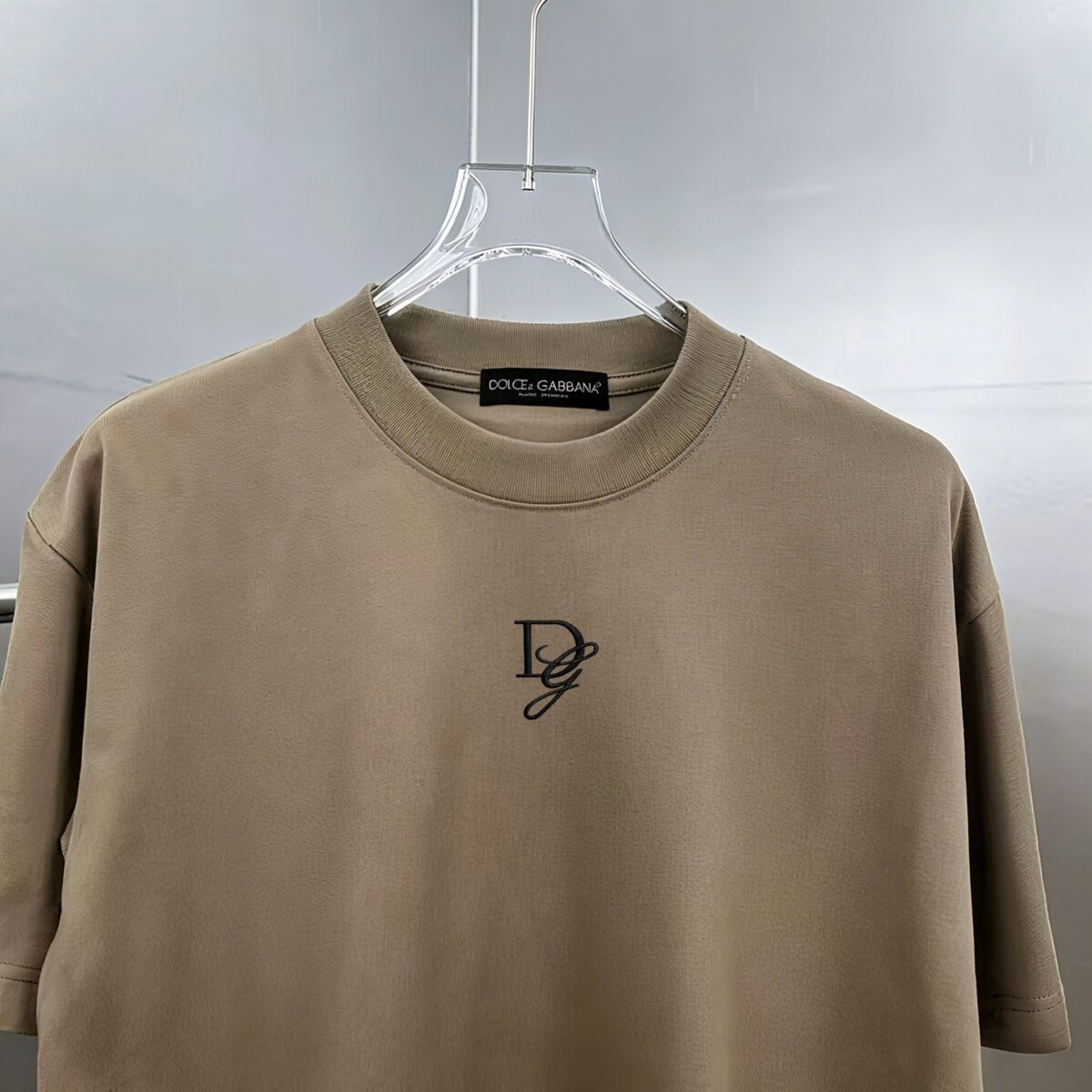 weigou_214456_2_090ab38bf0 P75 DG~杜嘉班纳字母logo刺绣,官方同款发布 《区别通货面料》双纱平纹,紧密纱线,久洗不变形短袖tee, 上身十分舒适,男女同款半袖,落肩宽松版型 颜色: 黑色 白色 咖啡色 尺码:S(90-130斤) M(125-150斤) L(135-165斤) XL(160-190斤) XXL(185-220斤)