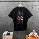 P80 DG*杜嘉* 2026春夏款 官网图柜子版 字母印花个性logo短袖t恤 三标齐全 定制双纱平纹纯棉面料 男女同款 尺码： S （90-130斤） M （120-150斤） L （140-165斤） XL （160-180斤） XXL （180-210斤） 颜色：黑色 酒红色