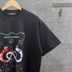 P80 DG*杜嘉* 2026春夏款 官网图柜子版 字母印花个性logo短袖t恤 三标齐全 定制双纱平纹纯棉面料 男女同款 尺码： S （90-130斤） M （120-150斤） L （140-165斤） XL （160-180斤） XXL （180-210斤） 颜色：黑色 酒红色