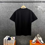 P80 DG*杜嘉* 2026春夏款 官网图柜子版 字母印花个性logo短袖t恤 三标齐全 定制双纱平纹纯棉面料 男女同款 尺码： S （90-130斤） M （120-150斤） L （140-165斤） XL （160-180斤） XXL （180-210斤） 颜色：黑色 酒红色