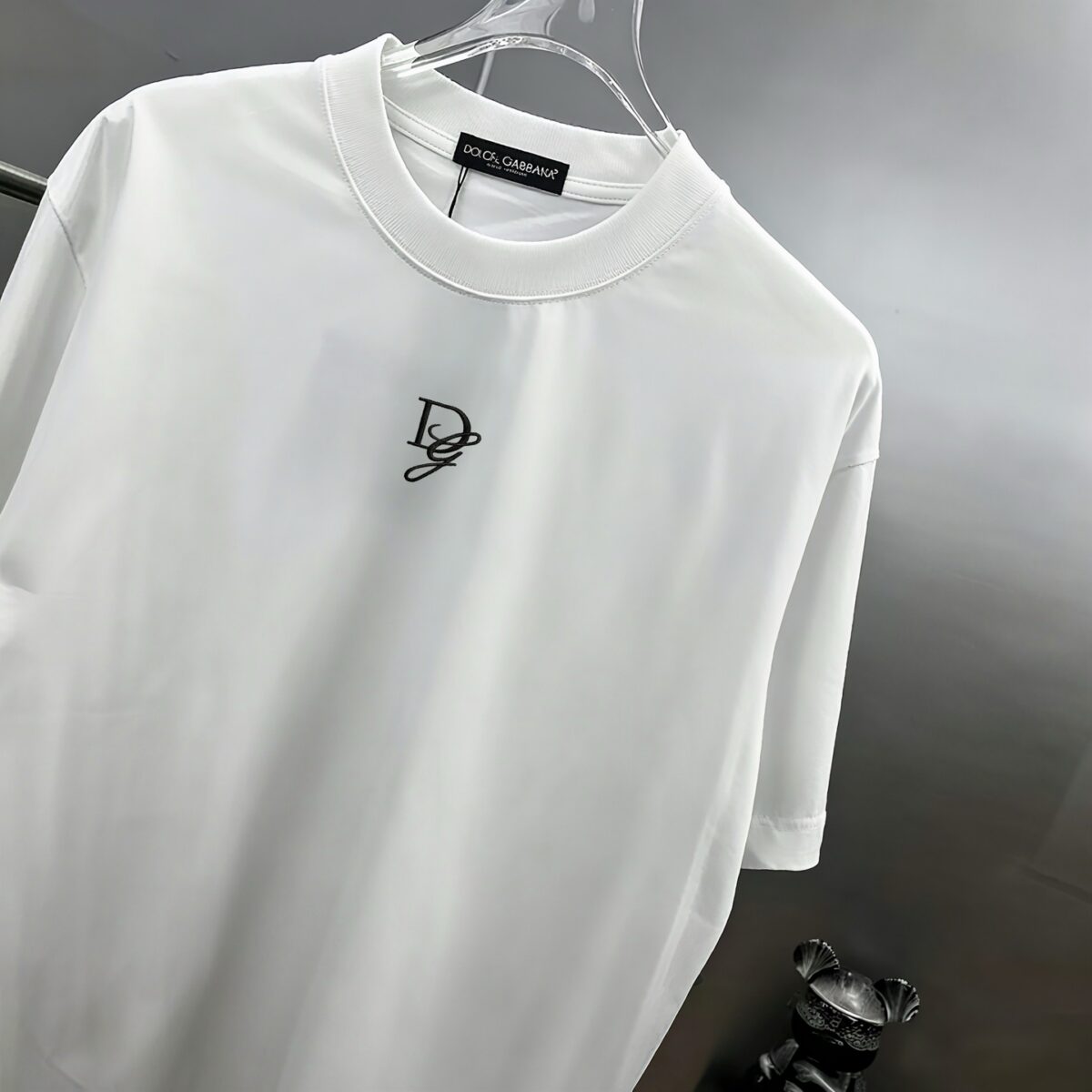 weigou_214511_2_5b0ca21bae P75 DG~杜嘉班纳字母logo刺绣,官方同款发布 《区别通货面料》双纱平纹,紧密纱线,久洗不变形短袖tee, 上身十分舒适,男女同款半袖,落肩宽松版型 颜色: 黑色 白色 咖啡色 尺码:S(90-130斤) M(125-150斤) L(135-165斤) XL(160-190斤) XXL(185-220斤)