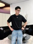 weigou_214563_6_d6f7a03bd2 P75 DG~杜嘉班纳字母logo刺绣,官方同款发布 《区别通货面料》双纱平纹,紧密纱线,久洗不变形短袖tee, 上身十分舒适,男女同款半袖,落肩宽松版型 颜色: 黑色 白色 咖啡色 尺码:S(90-130斤) M(125-150斤) L(135-165斤) XL(160-190斤) XXL(185-220斤)
