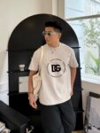 P70 [DG 杜嘉班纳] 2025FW短袖T恤 LOGO厚板 高端26s双纱300克面料 重磅面料 定制拉架罗纹同缸同染 三标齐全 男女同款 颜色：黑色 白色 灰色 尺码：S M L XL 2XL