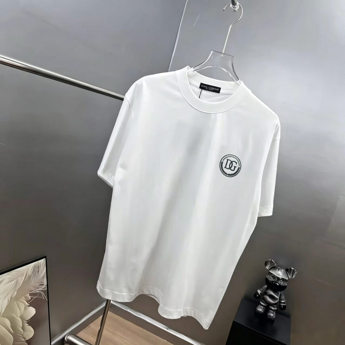 P75 dg～杜嘉班纳字母logo刺绣 《区别通货面料》双纱平纹，紧密纱线，久洗不变形短袖tee， 上身十分舒适，男女同款半袖，落肩宽松版型 颜色: 黑色 白色 咖啡色 尺码：S（90-130斤） M（125-150斤） L（135-165斤） XL（160-190斤） XXL（185-220斤）