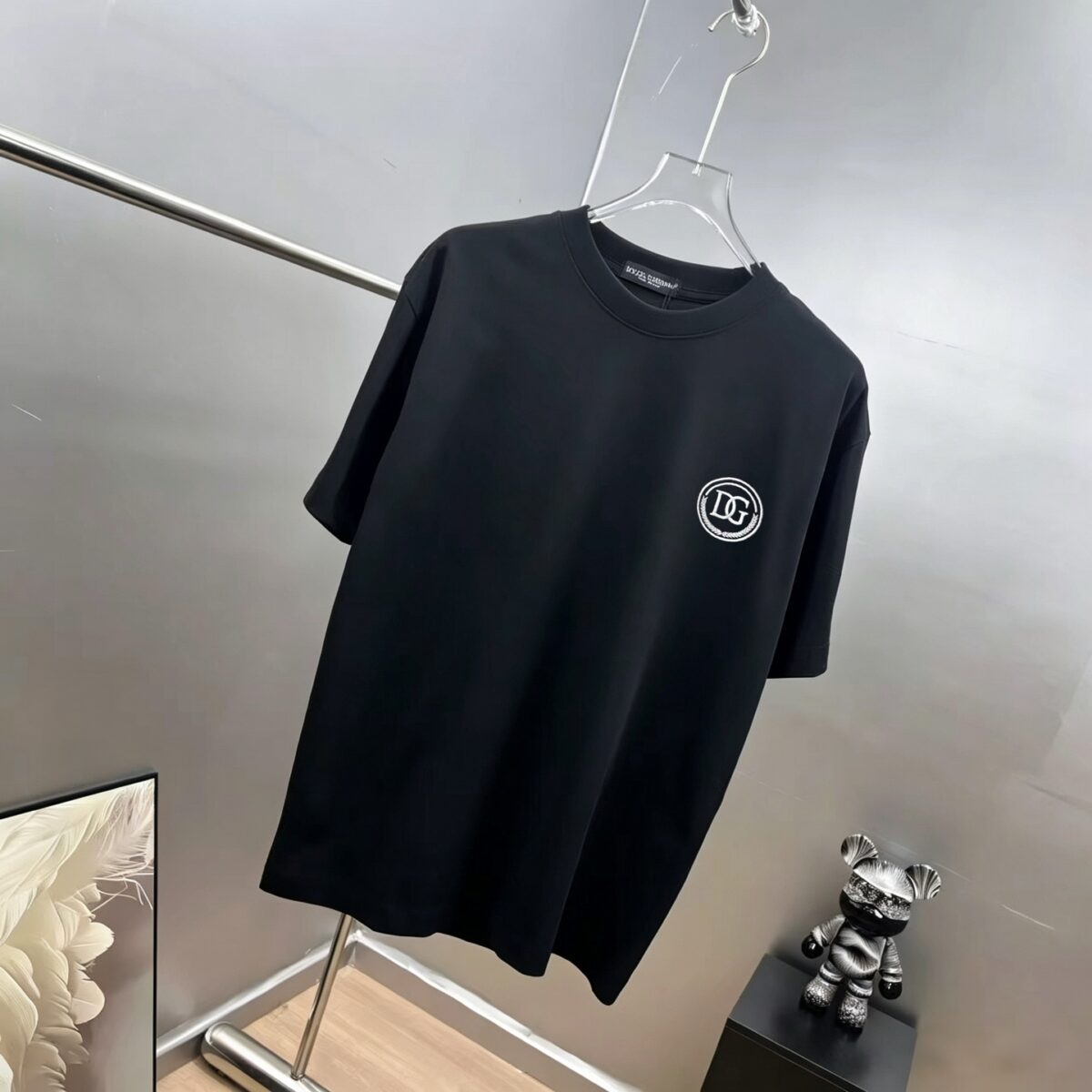 weigou_214842_1_cdbe786439 P75 dg~杜嘉班纳字母logo刺绣 《区别通货面料》双纱平纹,紧密纱线,久洗不变形短袖tee, 上身十分舒适,男女同款半袖,落肩宽松版型 颜色: 黑色 白色 咖啡色 尺码:S(90-130斤) M(125-150斤) L(135-165斤) XL(160-190斤) XXL(185-220斤)