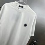 P75 dg～杜嘉班纳字母logo刺绣 《区别通货面料》双纱平纹，紧密纱线，久洗不变形短袖tee， 上身十分舒适，男女同款半袖，落肩宽松版型 颜色: 黑色 白色 咖啡色 尺码：S（90-130斤） M（125-150斤） L（135-165斤） XL（160-190斤） XXL（185-220斤）