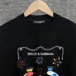 P80 DG*杜嘉* 2025春秋款 首发网图柜子版 字母印花个性logo短袖t恤 三标齐全 定制双纱平纹纯棉面料 男女同款 尺码： S （90-130斤） M （120-150斤） L （140-165斤） XL （160-180斤） XXL （180-210斤） 颜色：黑色 酒红色