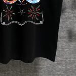 P80 DG*杜嘉* 2025春秋款 首发网图柜子版 字母印花个性logo短袖t恤 三标齐全 定制双纱平纹纯棉面料 男女同款 尺码： S （90-130斤） M （120-150斤） L （140-165斤） XL （160-180斤） XXL （180-210斤） 颜色：黑色 酒红色