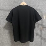 P80 DG*杜嘉* 2025春秋款 首发网图柜子版 字母印花个性logo短袖t恤 三标齐全 定制双纱平纹纯棉面料 男女同款 尺码： S （90-130斤） M （120-150斤） L （140-165斤） XL （160-180斤） XXL （180-210斤） 颜色：黑色 酒红色