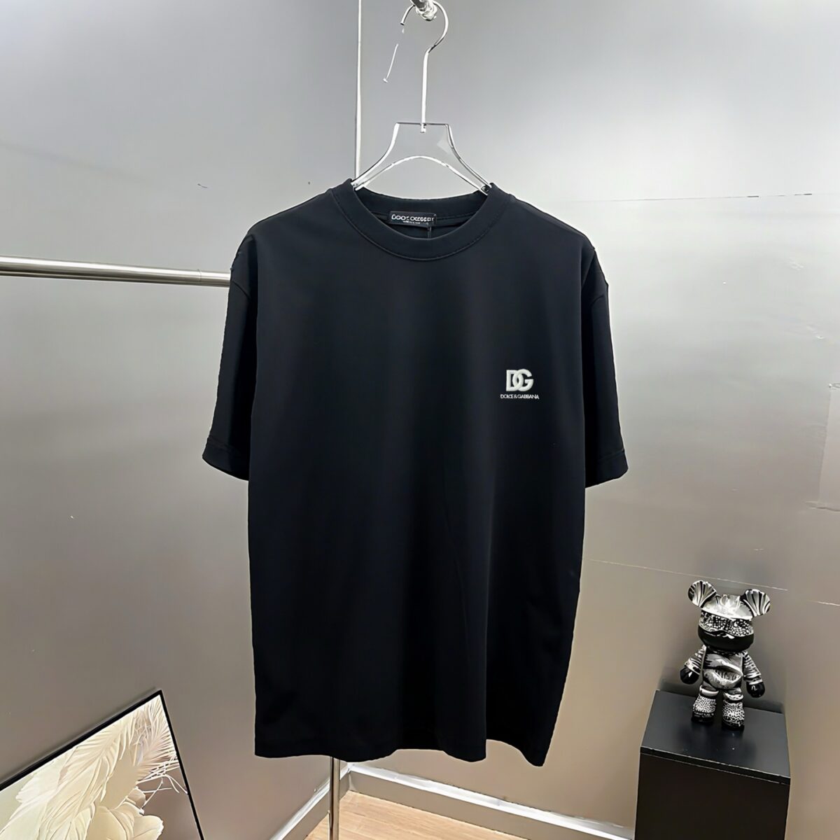 P75 dg～杜嘉班纳字母logo刺绣 《区别通货面料》双纱平纹，紧密纱线，久洗不变形短袖tee， 上身十分舒适，男女同款半袖，落肩宽松版型 颜色: 黑色 白色 咖啡色 尺码：S（90-130斤） M（125-150斤） L（135-165斤） XL（160-190斤） XXL（185-220斤）