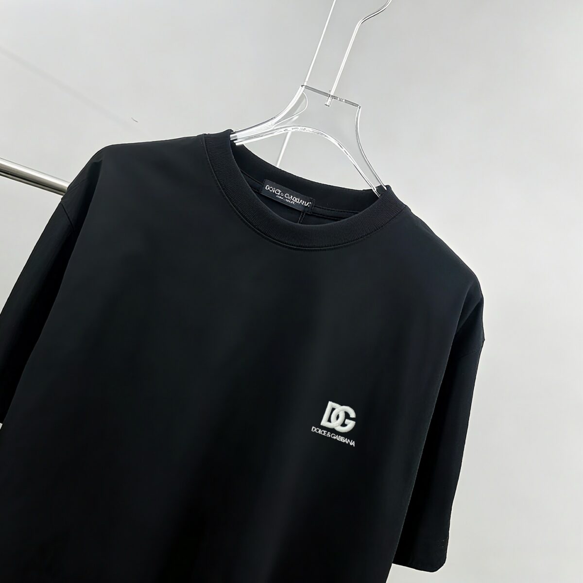 P75 dg～杜嘉班纳字母logo刺绣 《区别通货面料》双纱平纹，紧密纱线，久洗不变形短袖tee， 上身十分舒适，男女同款半袖，落肩宽松版型 颜色: 黑色 白色 咖啡色 尺码：S（90-130斤） M（125-150斤） L（135-165斤） XL（160-190斤） XXL（185-220斤）