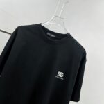 P75 dg～杜嘉班纳字母logo刺绣 《区别通货面料》双纱平纹，紧密纱线，久洗不变形短袖tee， 上身十分舒适，男女同款半袖，落肩宽松版型 颜色: 黑色 白色 咖啡色 尺码：S（90-130斤） M（125-150斤） L（135-165斤） XL（160-190斤） XXL（185-220斤）