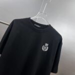 P75 dg～杜嘉班纳皇冠刺绣 《区别通货面料》双纱平纹，紧密纱线，久洗不变形短袖tee， 上身十分舒适，男女同款半袖，落肩宽松版型 颜色: 黑色 白色 咖啡色 尺码：S（90-130斤） M（125-150斤） L（135-165斤） XL（160-190斤） XXL（185-220斤）