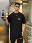 P70 [DG 杜嘉班纳] 2025FW短袖T恤 徽章字母 高端26s双纱300克面料 重磅面料 定制拉架罗纹同缸同染 三标齐全 男女同款 颜色：黑色 白色 灰色 尺码：S M L XL 2XL