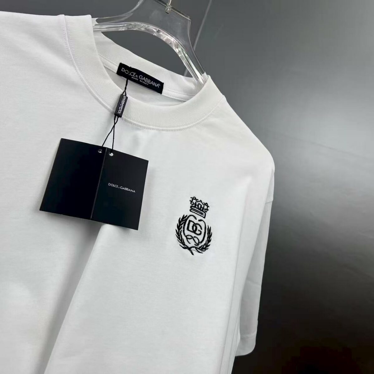 weigou_215140_4_41f2521dd8 P75 dg~杜嘉班纳皇冠刺绣 《区别通货面料》双纱平纹,紧密纱线,久洗不变形短袖tee, 上身十分舒适,男女同款半袖,落肩宽松版型 颜色: 黑色 白色 咖啡色 尺码:S(90-130斤) M(125-150斤) L(135-165斤) XL(160-190斤) XXL(185-220斤)