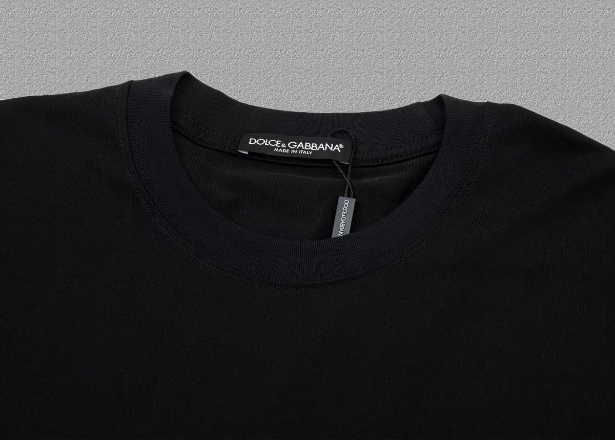 P70 [DG 杜嘉班纳] 2025FW短袖T恤 LOGO印花 高端26s双纱300克面料 重磅面料 定制拉架罗纹同缸同染 三标齐全 男女同款 颜色：黑色 白色 尺码：S M L XL 2XL