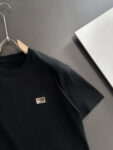 P75 Dolce&gabbana 专柜同款圆领短袖T恤 定制棉质面料 ！采用品牌DG Logo标志皮牌设计！ 立体感强！使整体高透气和柔软性的质感更加凸显，饱满的棉质感引起极度舒适。高端人士必备单品，原厂辅料三标齐全！男女同款！ 颜色：黑色 白色 尺码：S-xxL