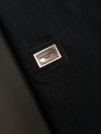 P75 Dolce&gabbana 专柜同款圆领短袖T恤 定制棉质面料 ！采用品牌DG Logo标志皮牌设计！ 立体感强！使整体高透气和柔软性的质感更加凸显，饱满的棉质感引起极度舒适。高端人士必备单品，原厂辅料三标齐全！男女同款！ 颜色：黑色 白色 尺码：S-xxL
