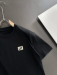 P75 Dolce&gabbana 专柜同款圆领短袖T恤 定制棉质面料 ！采用品牌DG Logo标志皮牌设计！ 立体感强！使整体高透气和柔软性的质感更加凸显，饱满的棉质感引起极度舒适。高端人士必备单品，原厂辅料三标齐全！男女同款！ 颜色：黑色 白色 尺码：S-xxL