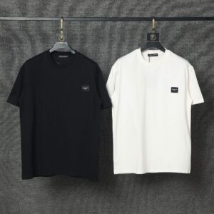 P70 Dolce&Gabbana（ 杜嘉班纳）简称D&G男款双纱面料 短袖T 工艺五金皮标 码数 s m l xl 260-280双纱纯棉面料 温儒柔软细腻柔软， 上身亲肤，舒适， 凉爽活力十足！ 颜色：黑 白 码数 S M L XL