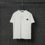 P70 Dolce&Gabbana（ 杜嘉班纳）简称D&G男款双纱面料 短袖T 工艺五金皮标 码数 s m l xl 260-280双纱纯棉面料 温儒柔软细腻柔软， 上身亲肤，舒适， 凉爽活力十足！ 颜色：黑 白 码数 S M L XL