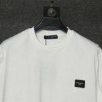 P70 Dolce&Gabbana（ 杜嘉班纳）简称D&G男款双纱面料 短袖T 工艺五金皮标 码数 s m l xl 260-280双纱纯棉面料 温儒柔软细腻柔软， 上身亲肤，舒适， 凉爽活力十足！ 颜色：黑 白 码数 S M L XL