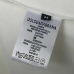 P70 Dolce&Gabbana（ 杜嘉班纳）简称D&G男款双纱面料 短袖T 工艺五金皮标 码数 s m l xl 260-280双纱纯棉面料 温儒柔软细腻柔软， 上身亲肤，舒适， 凉爽活力十足！ 颜色：黑 白 码数 S M L XL