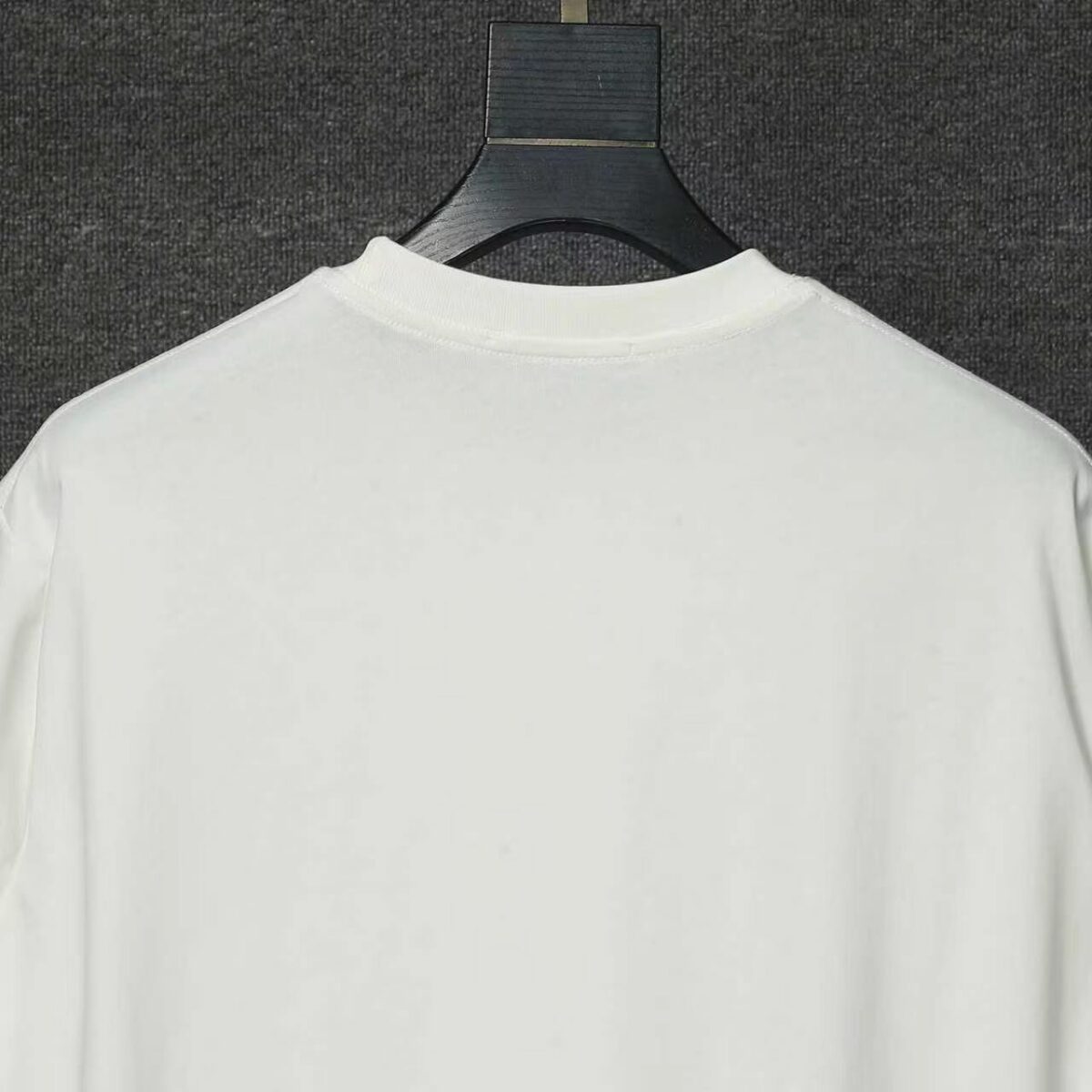 P70 Dolce&Gabbana（ 杜嘉班纳）简称D&G男款双纱面料 短袖T 工艺五金皮标 码数 s m l xl 260-280双纱纯棉面料 温儒柔软细腻柔软， 上身亲肤，舒适， 凉爽活力十足！ 颜色：黑 白 码数 S M L XL