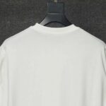 P70 Dolce&Gabbana（ 杜嘉班纳）简称D&G男款双纱面料 短袖T 工艺五金皮标 码数 s m l xl 260-280双纱纯棉面料 温儒柔软细腻柔软， 上身亲肤，舒适， 凉爽活力十足！ 颜色：黑 白 码数 S M L XL