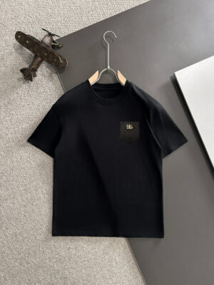 weigou_215350_0_8fda959204 P75 Dolce&gabbana 专柜同款圆领短袖T恤 定制棉质面料 !采用品牌DG Logo标志皮牌设计! 立体感强!使整体高透气和柔软性的质感更加凸显,饱满的棉质感引起极度舒适。高端人士必备单品,原厂辅料三标齐全!男女同款! 颜色:黑色 白色 尺码:S-xxL