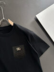 P75 Dolce&gabbana 专柜同款圆领短袖T恤 定制棉质面料 ！采用品牌DG Logo标志皮牌设计！ 立体感强！使整体高透气和柔软性的质感更加凸显，饱满的棉质感引起极度舒适。高端人士必备单品，原厂辅料三标齐全！男女同款！ 颜色：黑色 白色 尺码：S-xxL