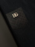 P75 Dolce&gabbana 专柜同款圆领短袖T恤 定制棉质面料 ！采用品牌DG Logo标志皮牌设计！ 立体感强！使整体高透气和柔软性的质感更加凸显，饱满的棉质感引起极度舒适。高端人士必备单品，原厂辅料三标齐全！男女同款！ 颜色：黑色 白色 尺码：S-xxL