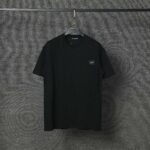 P70 Dolce&Gabbana（ 杜嘉班纳）简称D&G男款双纱面料 短袖T 工艺五金皮标 码数 s m l xl 260-280双纱纯棉面料 温儒柔软细腻柔软， 上身亲肤，舒适， 凉爽活力十足！ 颜色：黑 白 码数 S M L XL