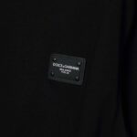 P70 Dolce&Gabbana（ 杜嘉班纳）简称D&G男款双纱面料 短袖T 工艺五金皮标 码数 s m l xl 260-280双纱纯棉面料 温儒柔软细腻柔软， 上身亲肤，舒适， 凉爽活力十足！ 颜色：黑 白 码数 S M L XL