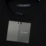 P70 Dolce&Gabbana（ 杜嘉班纳）简称D&G男款双纱面料 短袖T 工艺五金皮标 码数 s m l xl 260-280双纱纯棉面料 温儒柔软细腻柔软， 上身亲肤，舒适， 凉爽活力十足！ 颜色：黑 白 码数 S M L XL