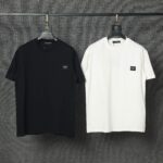 P70 Dolce&Gabbana（ 杜嘉班纳）简称D&G男款双纱面料 短袖T 工艺五金皮标 码数 s m l xl 260-280双纱纯棉面料 温儒柔软细腻柔软， 上身亲肤，舒适， 凉爽活力十足！ 颜色：黑 白 码数 S M L XL