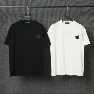 P70 Dolce&Gabbana（ 杜嘉班纳）简称D&G男款双纱面料 短袖T 工艺五金皮标 码数 s m l xl 260-280双纱纯棉面料 温儒柔软细腻柔软， 上身亲肤，舒适， 凉爽活力十足！ 颜色：黑 白 码数 S M L XL