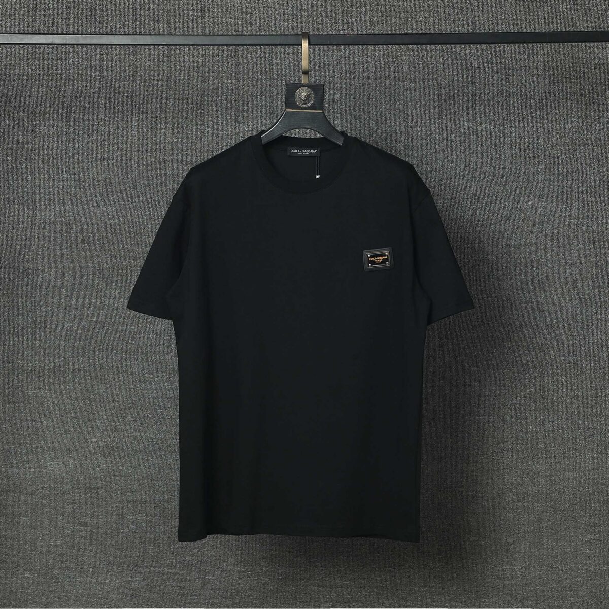 weigou_215401_1_f22d1478f9 P70 Dolce&Gabbana( 杜嘉班纳)简称D&G男款双纱面料 短袖T 工艺五金皮标 码数 s m l xl 260-280双纱纯棉面料 温儒柔软细腻柔软, 上身亲肤,舒适, 凉爽活力十足! 颜色:黑 白 码数 S M L XL