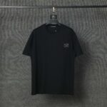 weigou_215401_1_f22d1478f9 P70 Dolce&Gabbana( 杜嘉班纳)简称D&G男款双纱面料 短袖T 工艺五金皮标 码数 s m l xl 260-280双纱纯棉面料 温儒柔软细腻柔软, 上身亲肤,舒适, 凉爽活力十足! 颜色:黑 白 码数 S M L XL